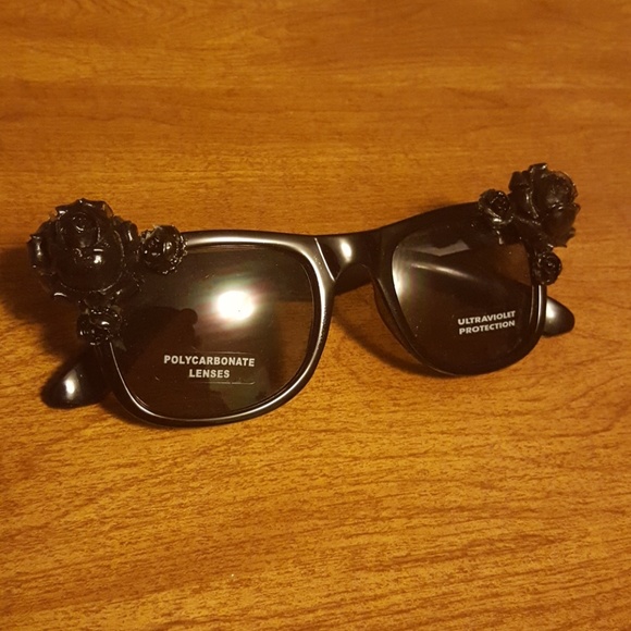 Accessories - Black rose sunnies